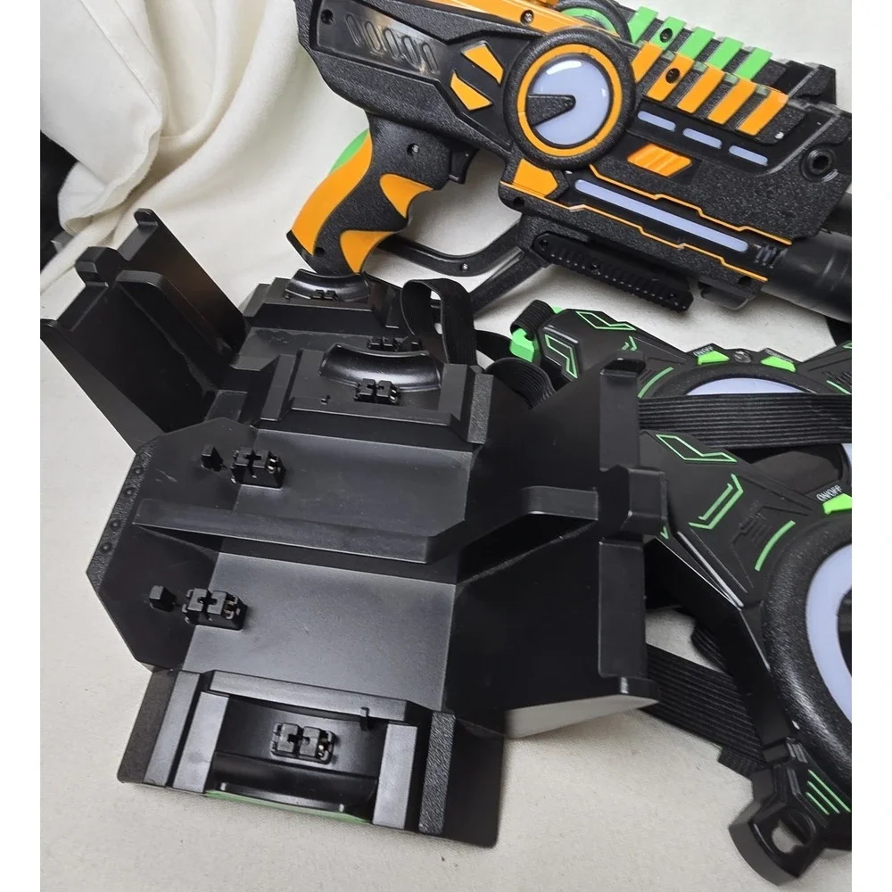 ArmoGear Lazer Tag‎ Set 4 Guns 4 Vests 2 Chargers